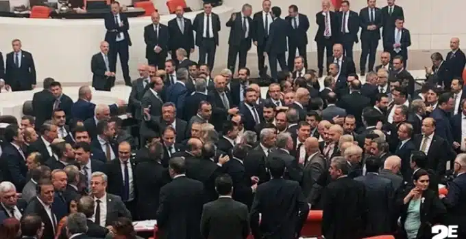 TBMM’de Gergin Oturum: İlk Yumruk Alpay Özalan’dan Geldi