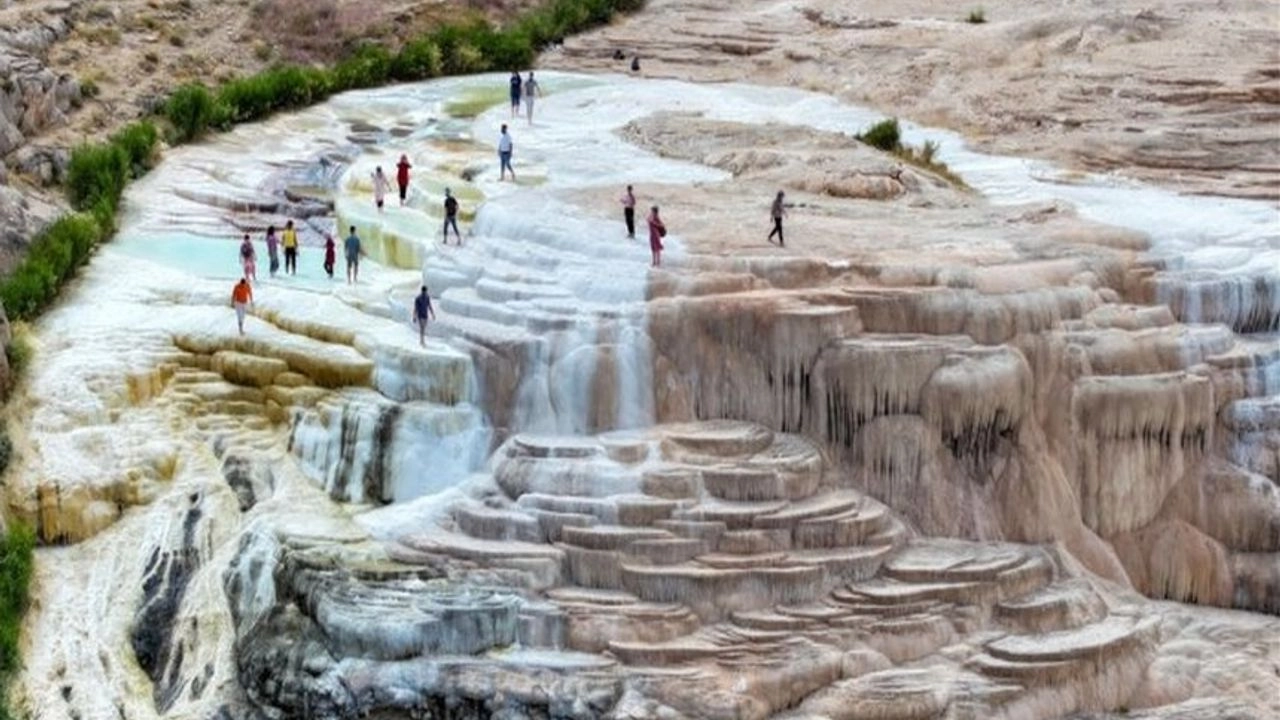 Van’ın Saklı Cenneti: Başkale Travertenleri Turizmin Gözdesi Oldu