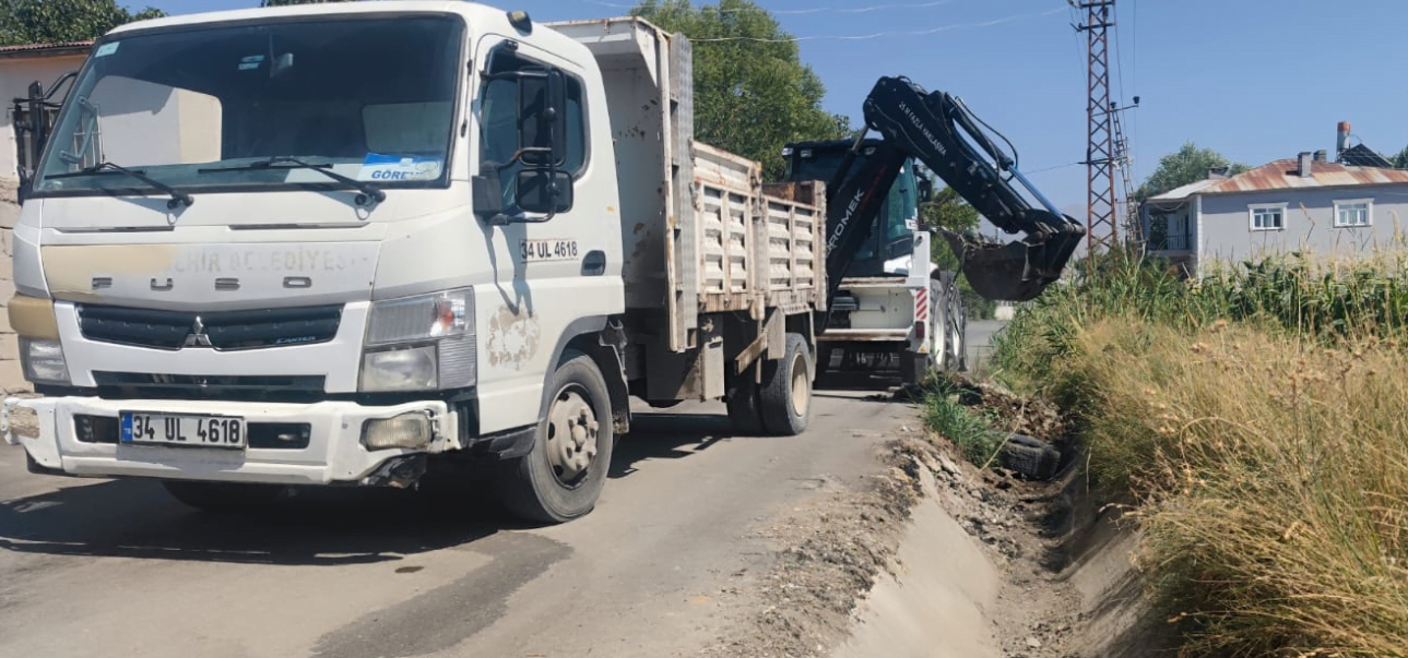 Edremit’te Sulama Kanalları Temizleniyor