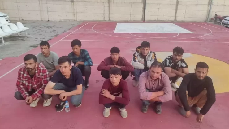 Van Erciş’te 10 Düzensiz Göçmen Yakalandı: Göçmen Kaçakçısı Tutuklandı