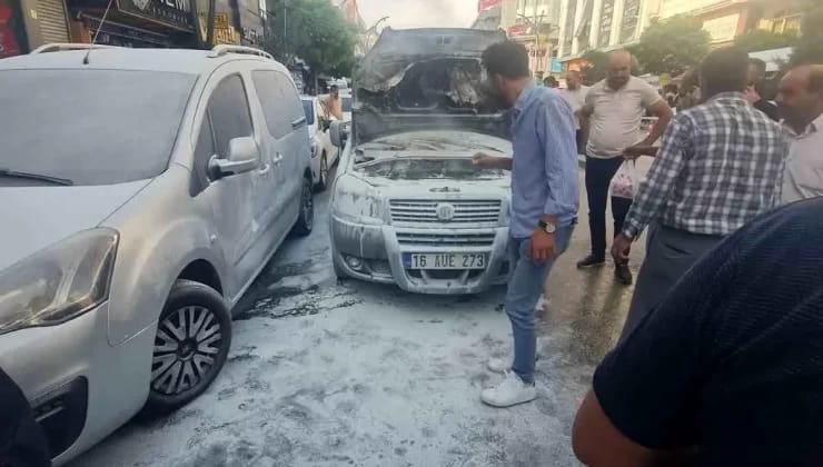 Van’ın İpekyolu İlçesinde Seyir Halindeki Araç Alev Aldı