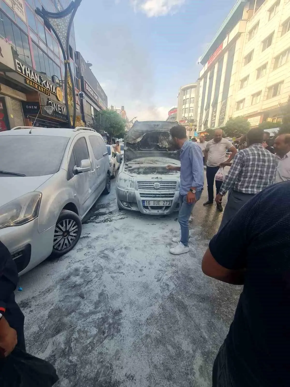 Van’ın İpekyolu İlçesinde Seyir Halindeki Araç Alev Aldı