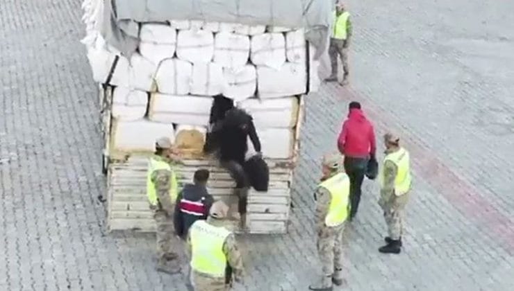 Van’da Saman Yüklü Tırda 36 Düzensiz Göçmen Yakalandı!
