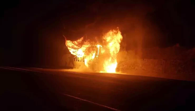 Van-Samsun Yolcu Otobüsü Seyir Halindeyken Alev Aldı