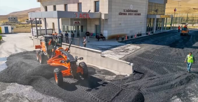 Gürpınar Devlet Hastanesi Çevresine Sıcak Asfalt