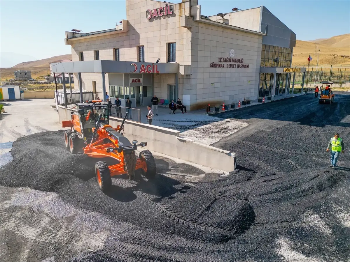 Gürpınar Devlet Hastanesi Çevresine Sıcak Asfalt