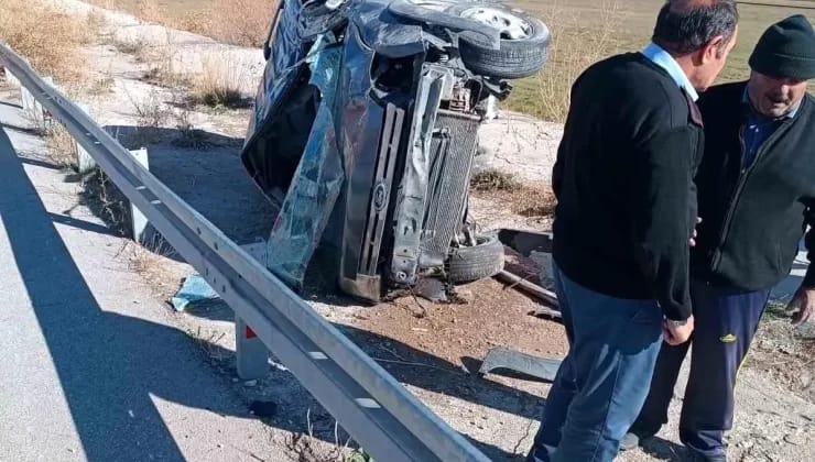 Van’da Hafif Ticari Araç Takla Attı: 3 Yaralı