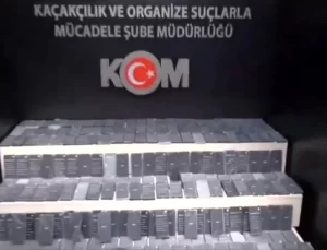 Van’da Lüks Araçta 290 Kaçak Cep Telefonu Ele Geçirildi