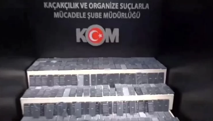Van’da Lüks Araçta 290 Kaçak Cep Telefonu Ele Geçirildi
