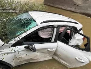 Van’da Otomobil Çatak Çayı’na Uçtu: 3 Yaralı