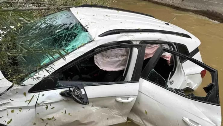 Van’da Otomobil Çatak Çayı’na Uçtu: 3 Yaralı