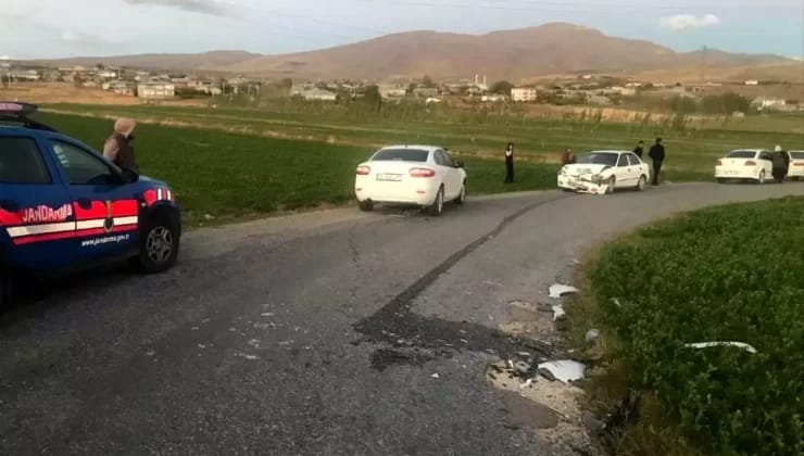 Van’da Otomobil Ağaca Çarptı: 1 Yaralı