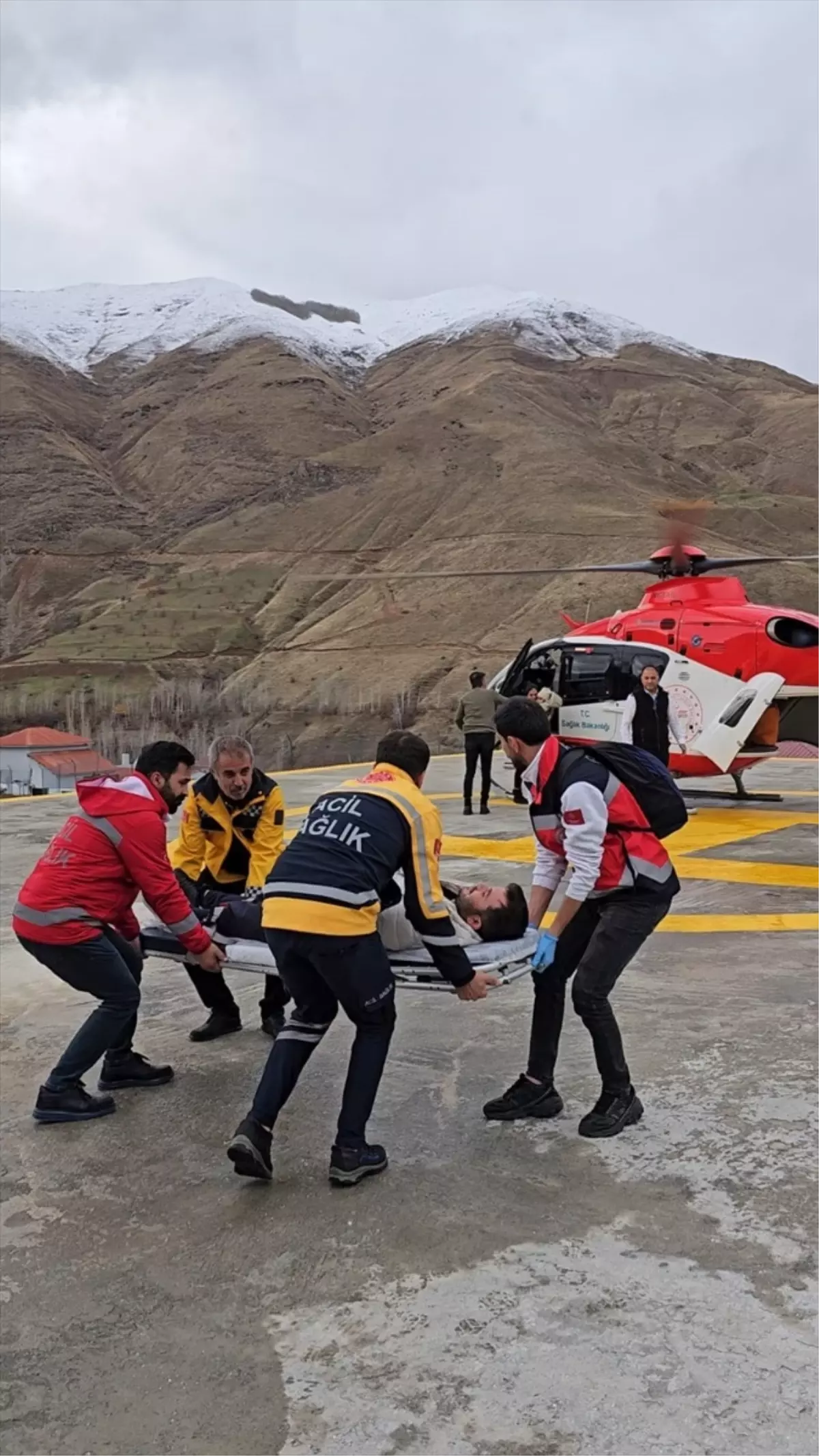 Bahçesaray’da Rahatsızlanan Hasta Ambulans Helikopterle Kurtarıldı