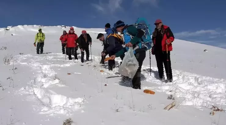 Doğaseverler Zernaki Tepe’ye Tırmandı! Yaban Hayvanlarına Yardım Eli
