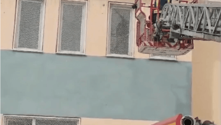 Van’da Tehlike Saçan Buz Sarkıtları Temizlendi