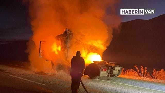 Çaldıran’da Seyir Halindeki Tır Alev Aldı!