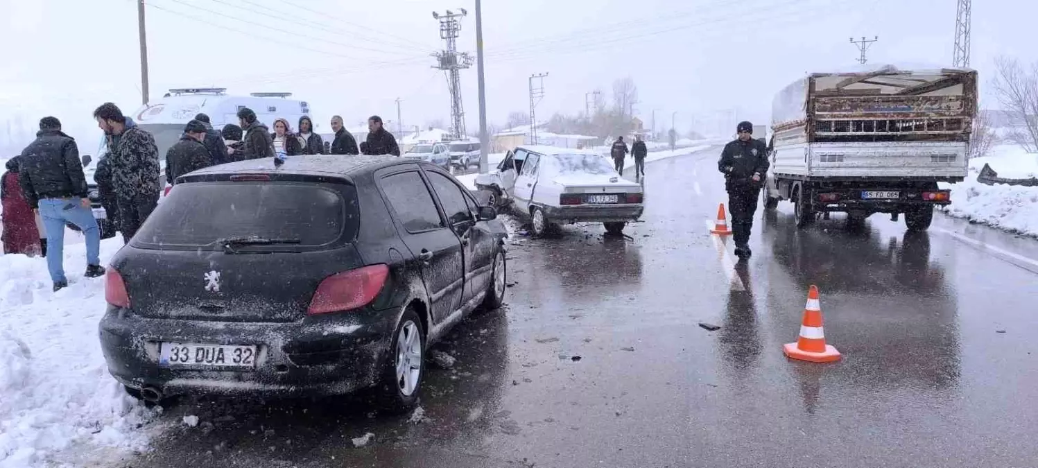 Gevaş’ta Trafik Kazası: 2 Kişi Yaralandı