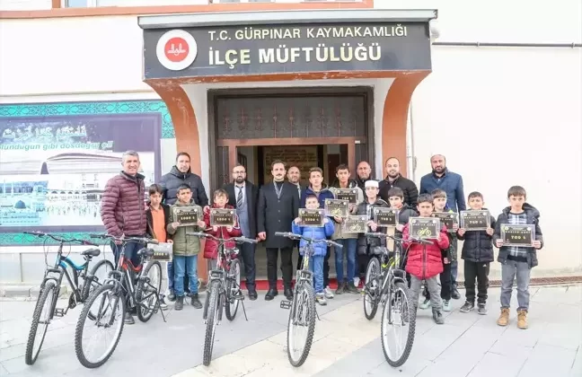 Gürpınar’da “Tatilde Camiye Gel, Hediyeni Kap”
