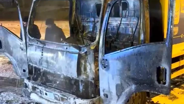 Van’da Çöp Kamyonu Küle Döndü! Havai Fişek Yangın Çıkardı