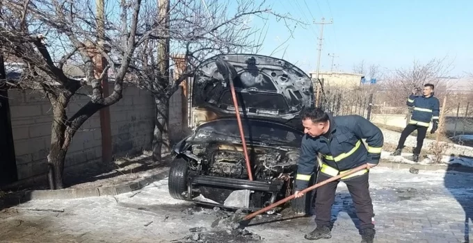 Gevaş’ta park halindeki otomobil alev aldı