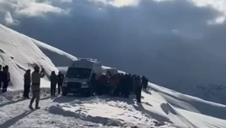 Bahçesaray’da İş Makinesi Şarampole Yuvarlandı