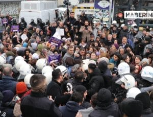 Van’da izinsiz yürüyüşe polis müdahalesi; 17 gözaltı