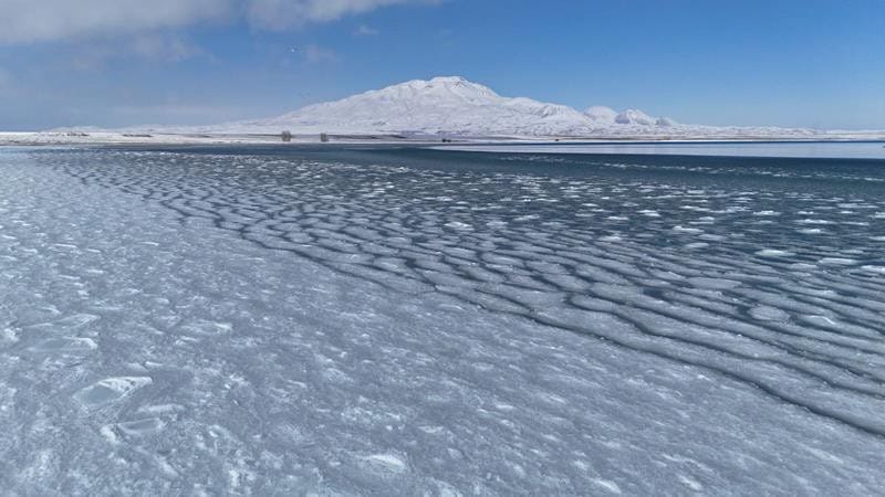 Van Gölü’nün Kıyıları Dondu!