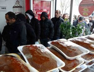 Van’da İftara Çiğ Köfte Kuyruğu!