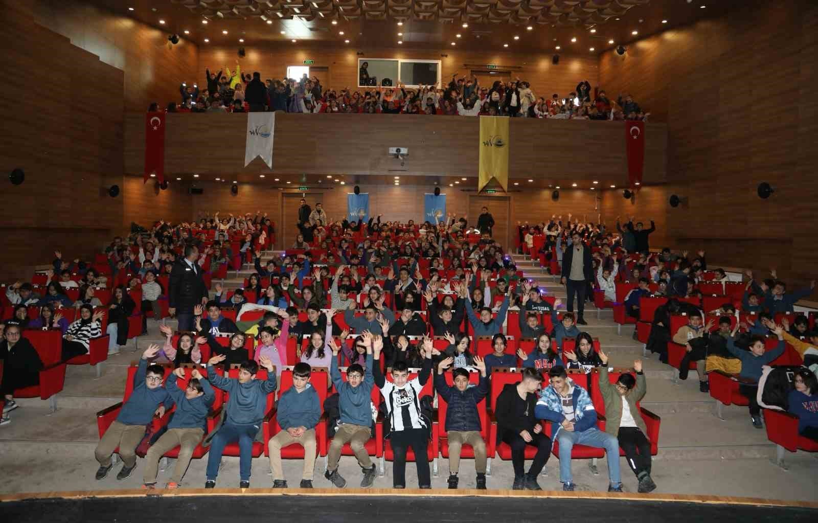 Van Büyükşehir Belediyesi, Öğrencilere Akrobasi Gösterileri Düzenliyor