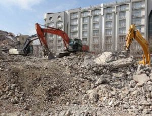 Van’da Deprem İzleri: 8 Katlı Hasarlı Bina Kontrollü Yıkıldı