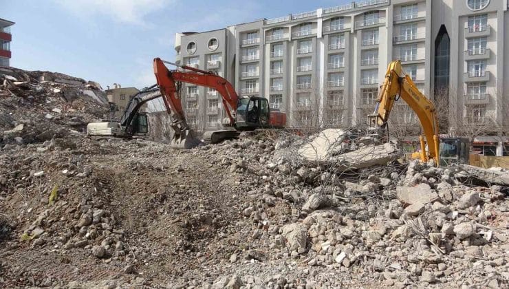 Van’da Deprem İzleri: 8 Katlı Hasarlı Bina Kontrollü Yıkıldı