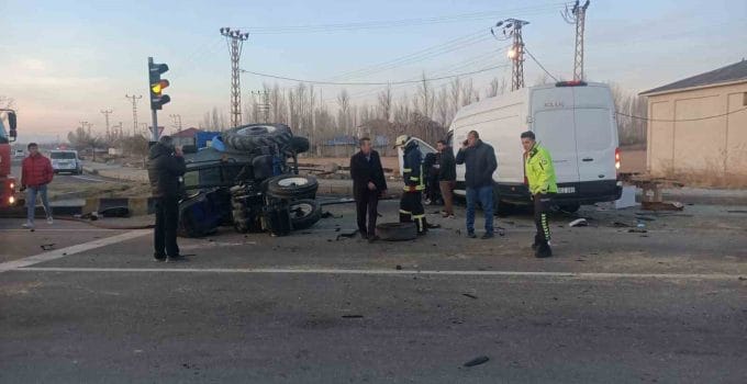 Erciş’te Traktör ve Minibüs Çarpıştı: 2 Yaralı
