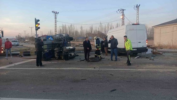 Erciş’te Traktör ve Minibüs Çarpıştı: 2 Yaralı