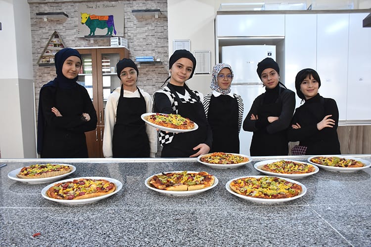 Vanlı öğrenciler mutfakta hem öğreniyor hem pişiriyor