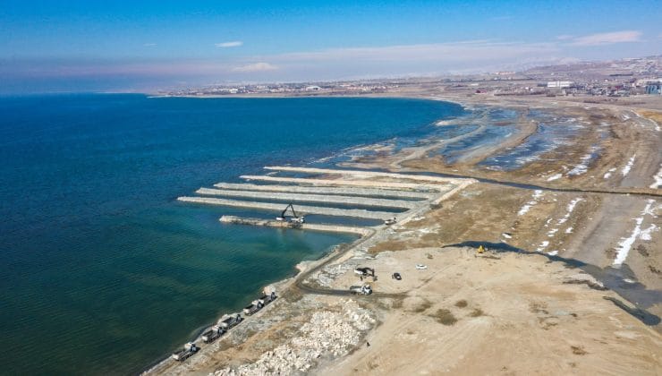 Van Gölü’nde Dip Çamur Temizliği Devam Ediyor