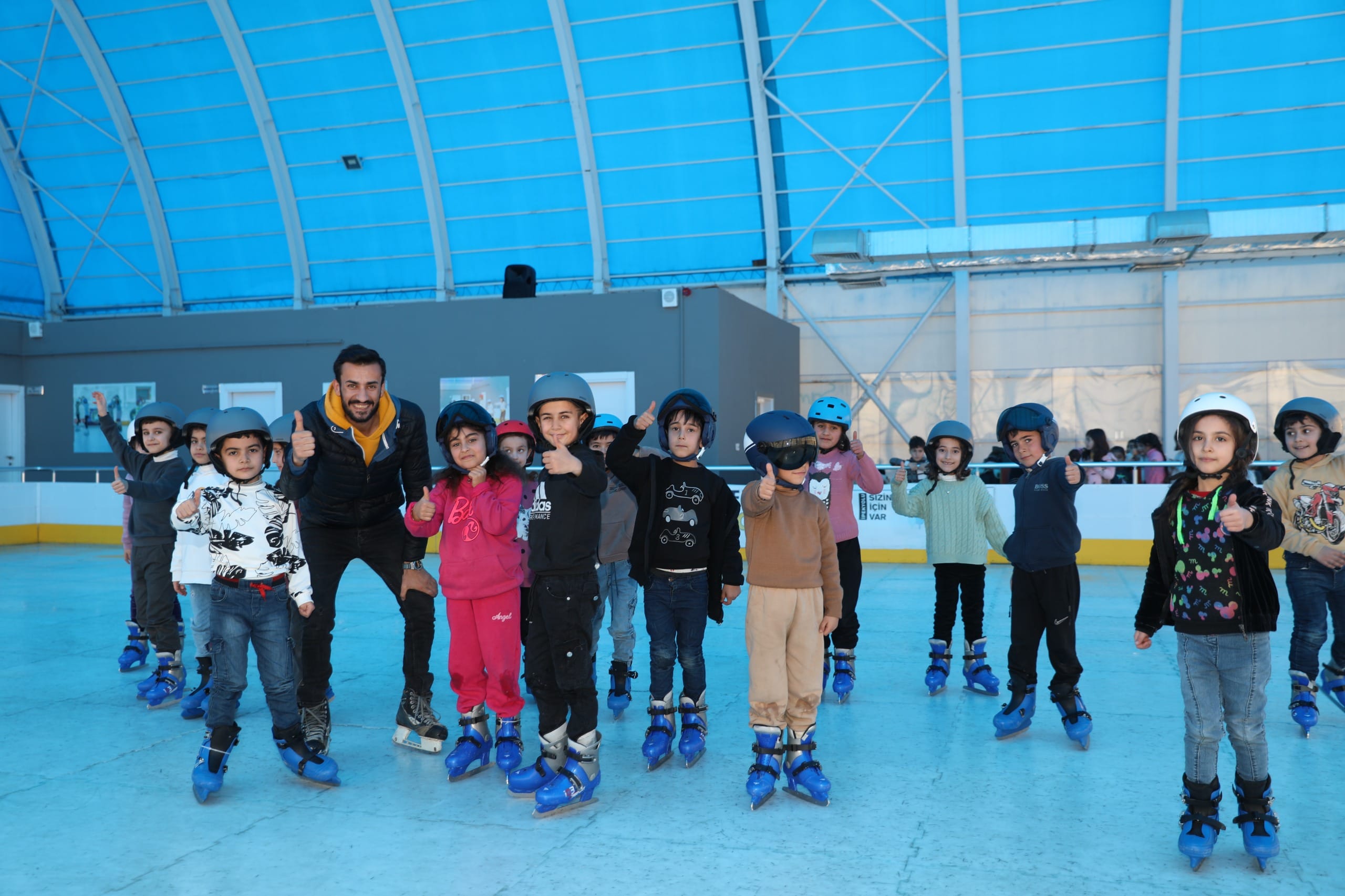 Van İpekyolu Belediyesi Buz Pistinde Çocuklara Ücretsiz Eğlence Sağlıyor