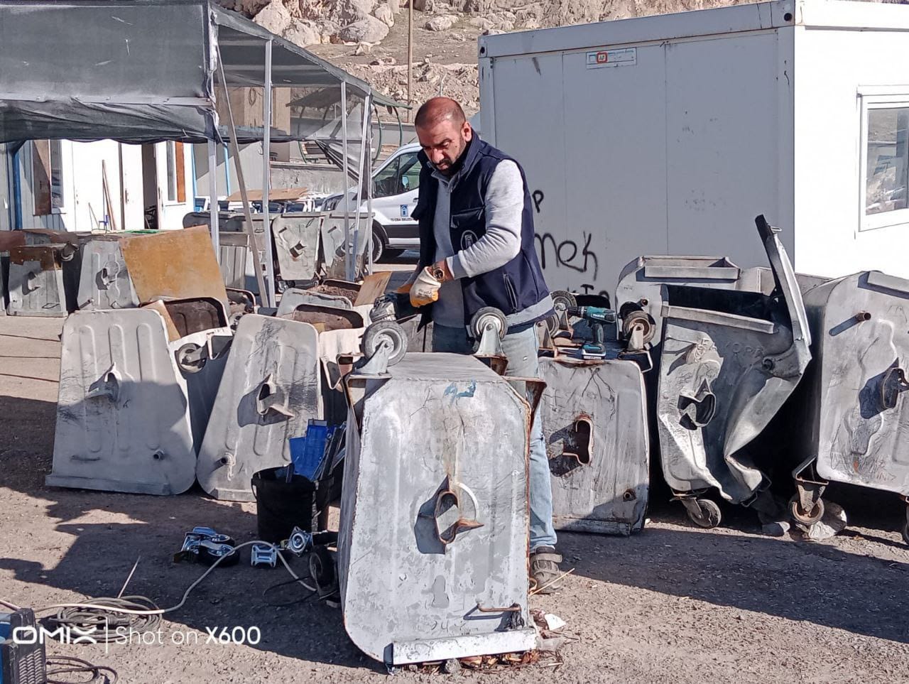 Tuşba Belediyesi’nden Çevreci Adım: Çöp Konteynerleri Yenileniyor