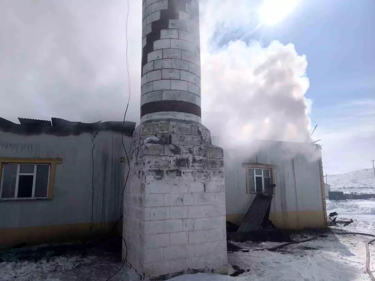 Çaldıran Camisinde Yangın Söndürüldü, Büyük Hasar Oluştu