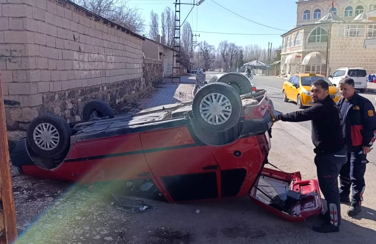 Erciş’te Otomobil Takla Attı: Sürücü Yaralandı