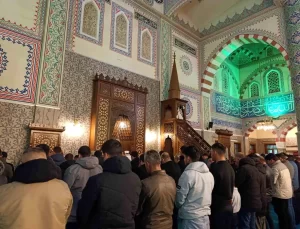 Van’da Ramazan’ın İlk Teravih Namazı Coşkuyla Kılındı