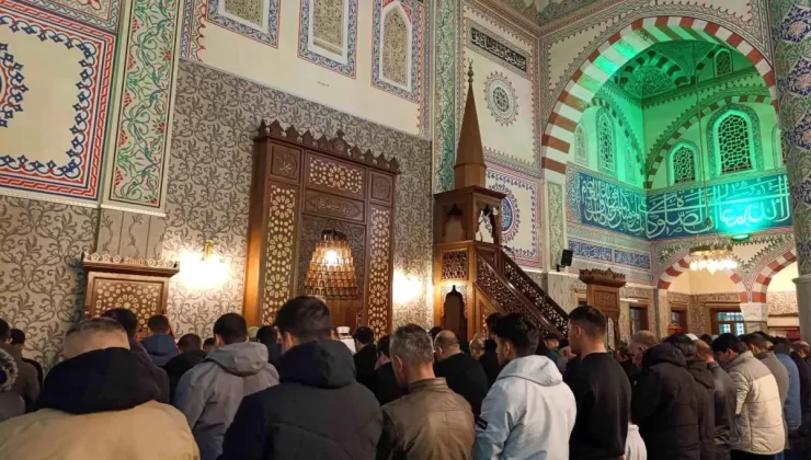 Van’da Ramazan’ın İlk Teravih Namazı Coşkuyla Kılındı