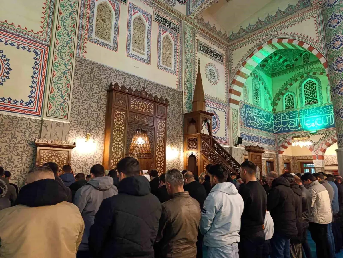 Van’da Ramazan’ın İlk Teravih Namazı Coşkuyla Kılındı