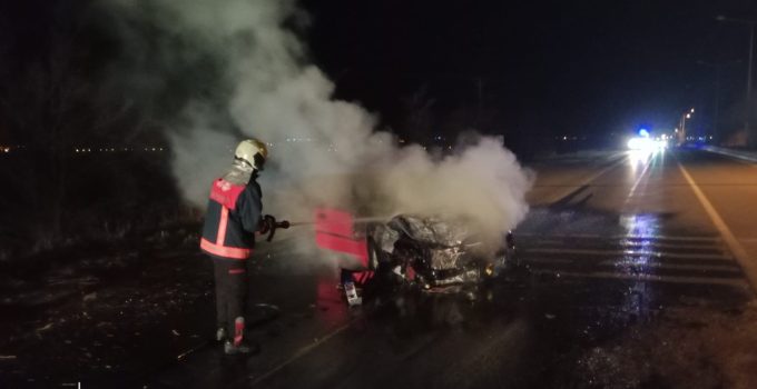 Van’da Kaza Yapan Otomobil Alev Aldı: 2 Yaralı