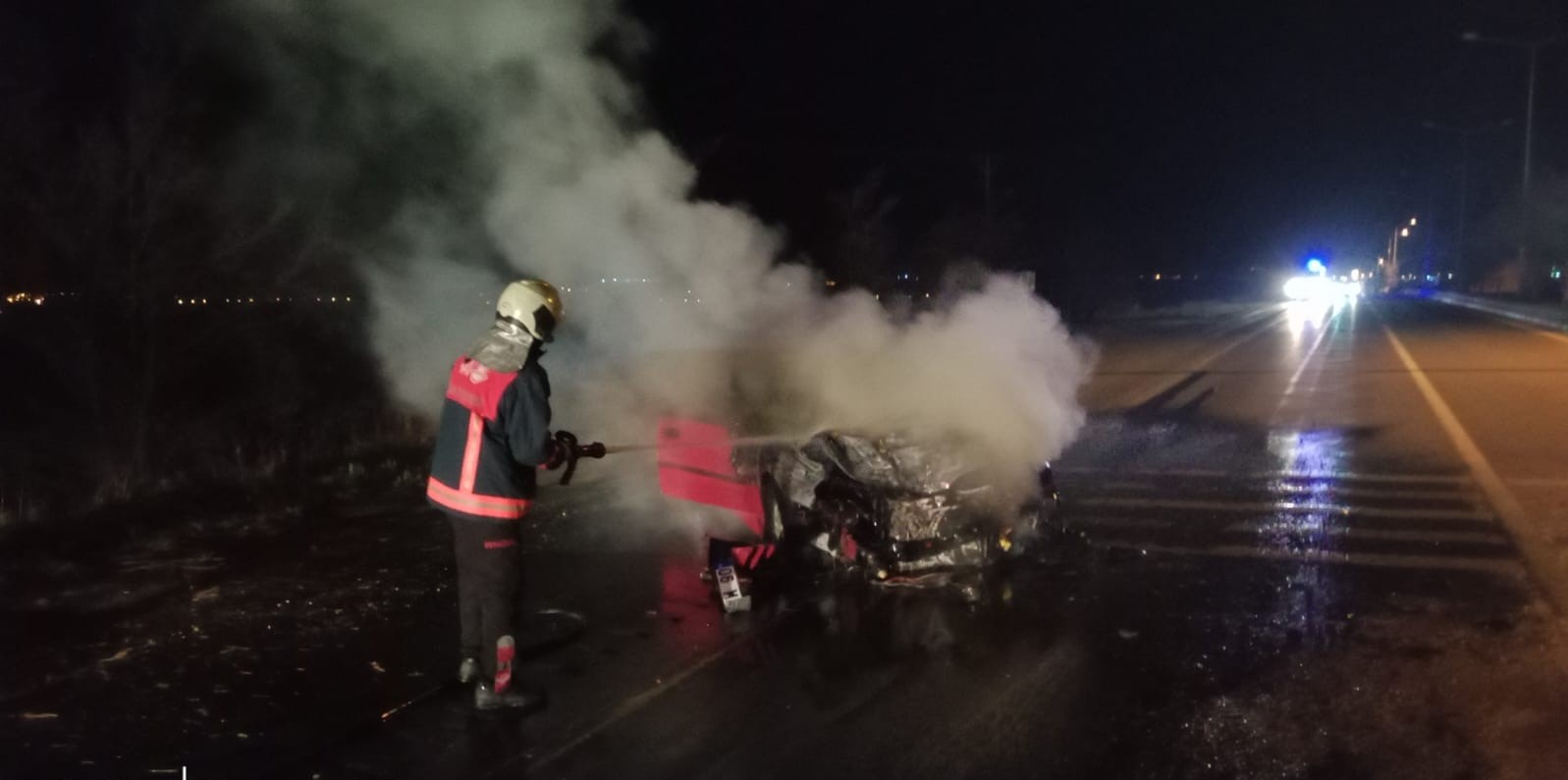 Van’da Kaza Yapan Otomobil Alev Aldı: 2 Yaralı