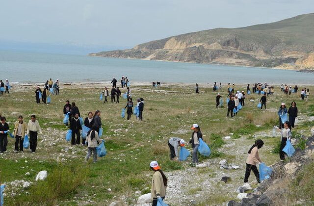 Van Gölü Kirliliği Artıyor, 3 Kamyon Çöp Toplandı