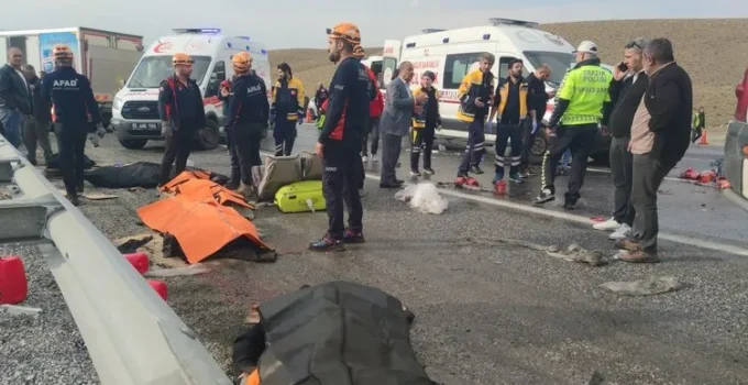 Van’da feci kaza! Yolcu minibüsü ile kamyonet çarpıştı: 6 ölü var!