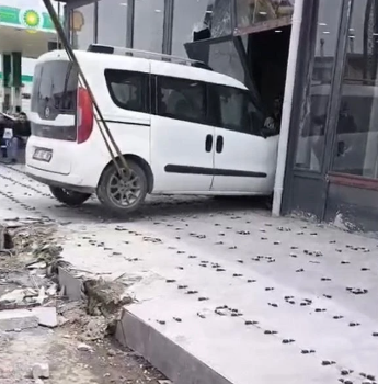 Van’da Ticari Araç Dükkanın İçine Daldı!