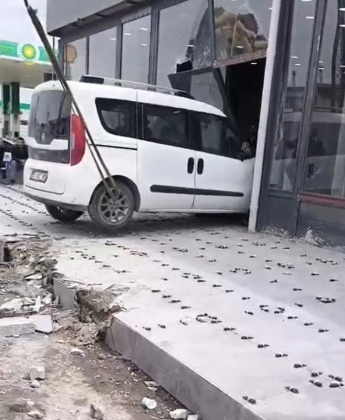 Van’da Ticari Araç Dükkanın İçine Daldı!