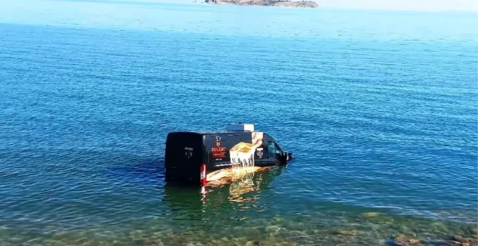 Gevaş’ta Bir Minibüs Van Gölü’ne Uçtu: 1 Yaralı