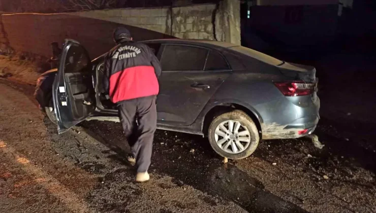 Van’da Otomobil Duvara Çarptı: 3 Kişi Yaralandı